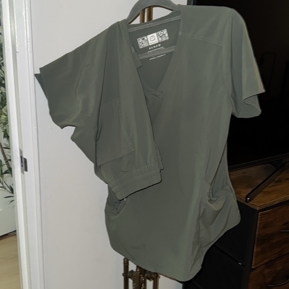 Wonder wink woman V neck scrub set